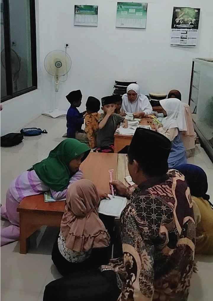 Kegiatan sosial Yayasan Padang Wulan Cipicung bersama masyarakat